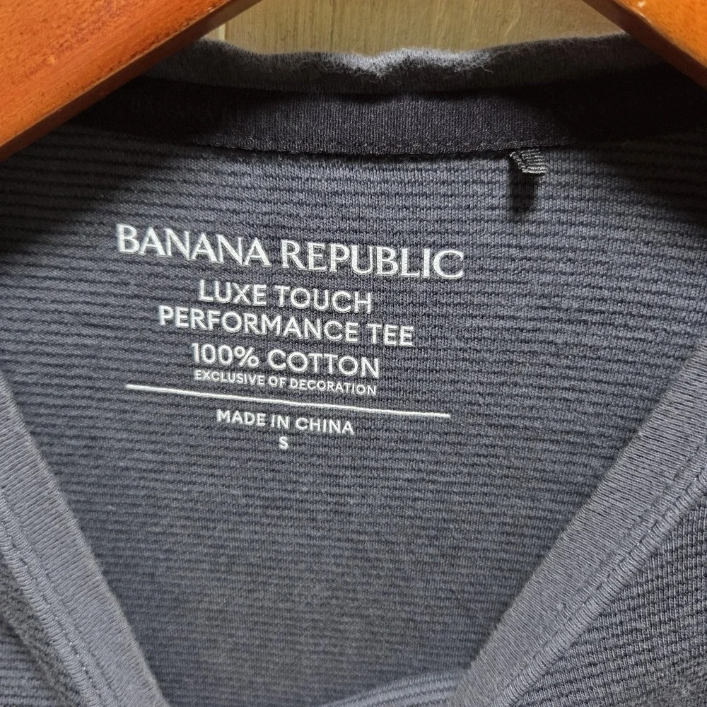 Banana Republic Shirt Mens Small Blue Luxe Touch Performance Tee Tagless Cotton